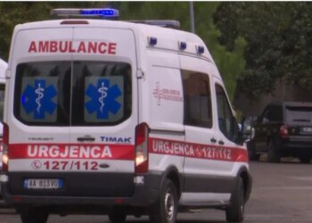 Aksident në Maliq/ Një 38-vjeçar humb kontrollin e automjetit, dy pasagjerë plagosen, përfshirë një fëmijë 11-vjeçar