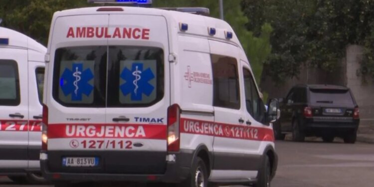 Aksident në Maliq/ Një 38-vjeçar humb kontrollin e automjetit, dy pasagjerë plagosen, përfshirë një fëmijë 11-vjeçar