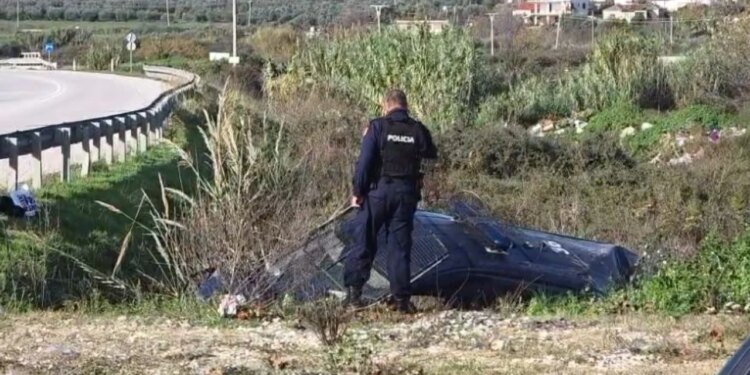 Aksidenti në Fier: Furgoni i Policisë godet një “Mercedes” dhe përfundon në kanal, efektivët transportohen urgjentisht në spital.