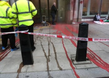 Aktivistët në mbështetje të Palestinës ngjyrosin me të kuqe ministrinë e drejtësisë në Londër, duke kërkuar lirimin e grevistëve të burgosur për mbi një vit.