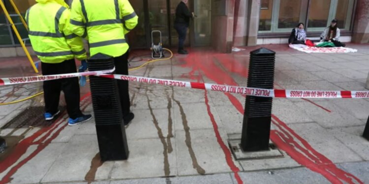 Aktivistët në mbështetje të Palestinës ngjyrosin me të kuqe ministrinë e drejtësisë në Londër, duke kërkuar lirimin e grevistëve të burgosur për mbi një vit.