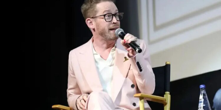 Aktori i "I vetëm në shtëpi" rrëfen si e ndryshoi jetën një pickim blete dhe sekretet e filmimit: Ishte e vërtetë, mijëra fluturojnë...