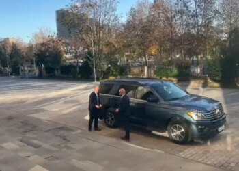 Ambasadorët amerikan dhe britanik, së bashku me VanHorn, arrijnë në KLP për të ndjekur zgjedhjen e kreut të ri të SPAK.