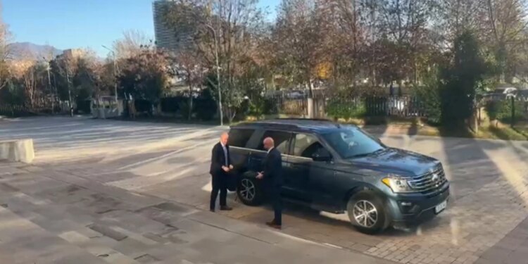 Ambasadorët amerikan dhe britanik, së bashku me VanHorn, arrijnë në KLP për të ndjekur zgjedhjen e kreut të ri të SPAK.