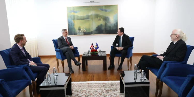 Ambasadori britanik Hargreaves takim me Kurtin mbi zgjedhjet dhe dialogun.