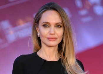Angelina Jolie zbulon shenjat e operacioneve në gjoks pas mbi një dekade fshehjeje!