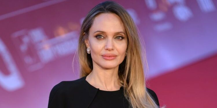 Angelina Jolie zbulon shenjat e operacioneve në gjoks pas mbi një dekade fshehjeje!
