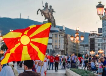 Anglia do të kontribuojë për çdo emigrant: Avantazhet e Shkupit nga hapja e qendrave për emigrantët e deportuar nga Britania e Madhe.