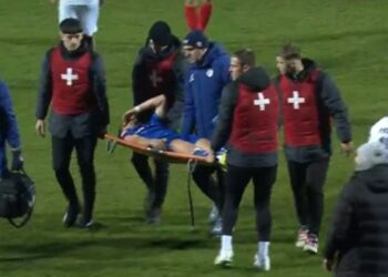 Arbër Hoxha, në formën e tij më të mirë, pëson një dëmtim të rëndë dhe largohet nga fusha me barelë.