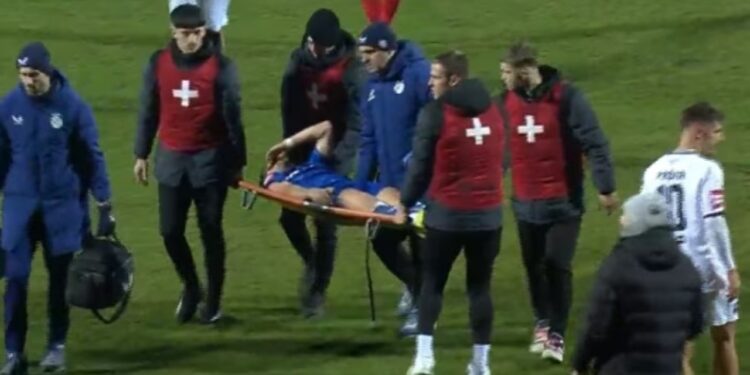 Arbër Hoxha, në formën e tij më të mirë, pëson një dëmtim të rëndë dhe largohet nga fusha me barelë.