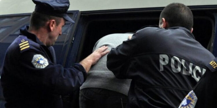 Arrestohet pas dorëzimit të dokumenteve me 500 lekë në kufi