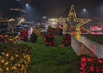 Atmosfera magjike në Bajram Curr, qyteti po e përgatit festën e fundvitit.