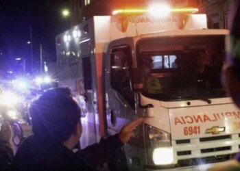 Autobusi me 40 studentë doli nga rruga dhe u godit nga një shkëmb, 16 të rinj humbin jetën