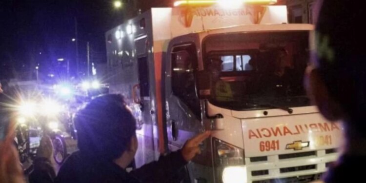 Autobusi me 40 studentë doli nga rruga dhe u godit nga një shkëmb, 16 të rinj humbin jetën