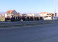 Banorët e Tenezhdollit bllokojnë rrugën Prishtinë–Podujevë për të protestuar ndërtimin e rrethrrotullimit