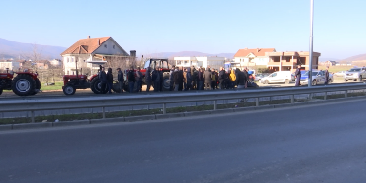 Banorët e Tenezhdollit bllokojnë rrugën Prishtinë–Podujevë për të protestuar ndërtimin e rrethrrotullimit