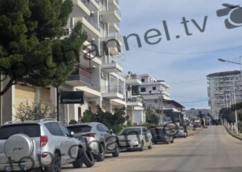 Banorët e lagjes 4 në Sarandë zbulojnë mjetet e parkuara nën banesa... me goma të çara në mëngjes