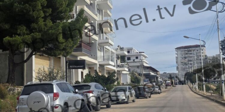 Banorët e lagjes 4 në Sarandë zbulojnë mjetet e parkuara nën banesa... me goma të çara në mëngjes