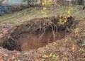 Banorët në Belsh në panik për gropën karstike 10 metra të thellë që po i afrohet çdo ditë