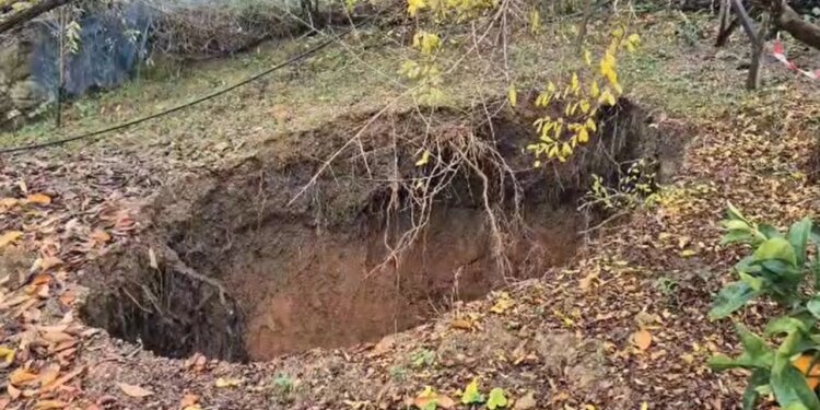 Banorët në Belsh në panik për gropën karstike 10 metra të thellë që po i afrohet çdo ditë