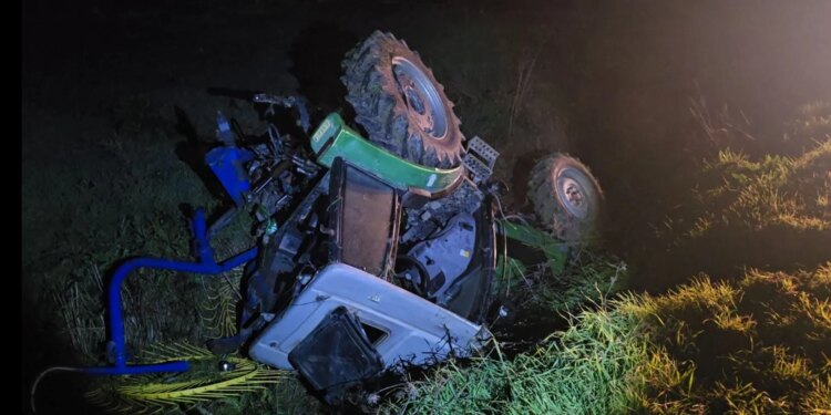 Benz i bie nga Zatori në rrugën Fier-Berat, drejtuesi i mjetit bujqësor plagoset.