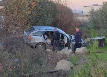 Benz përplaset me Fiat dhe përfundon në kanal, pasagjerja merr lëndime.