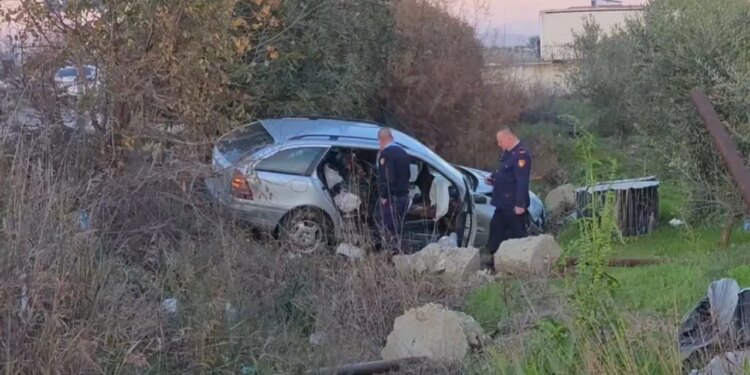 Benz përplaset me Fiat dhe përfundon në kanal, pasagjerja merr lëndime.