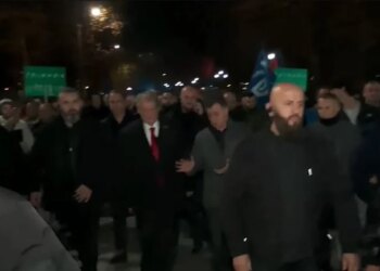 Berisha, deputetët e PD dhe mbështetësit në drejtim të Kryeministrisë, lancojnë shashka. VIJON…