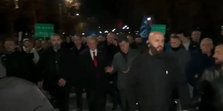 Berisha, deputetët e PD dhe mbështetësit në drejtim të Kryeministrisë, lancojnë shashka. VIJON…