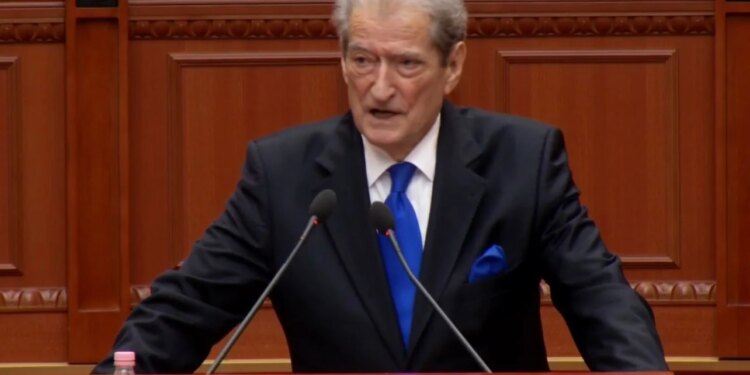 Berisha kthehet në Kuvend pas përkujtimit të 35-vjetorit të PD-së, flet për zgjedhjet: Një proces që shkel ligjin.