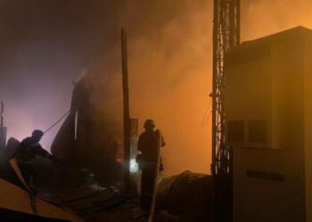 Bisedimet për paqe në Miami nuk e ndalojnë Rusinë, e cila sulmon Ukrainën gjatë natës me dronë.