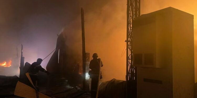 Bisedimet për paqe në Miami nuk e ndalojnë Rusinë, e cila sulmon Ukrainën gjatë natës me dronë.