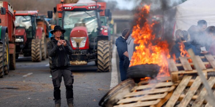 Bllokim nga fermerët francezë ndaj marrëveshjes BE-Mercosur, Parisi dhe Roma kërkojnë të shtyjnë votimin.