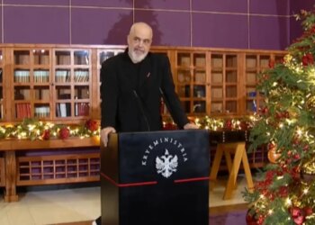 Ceremonia për nxënësit e shkëlqyer, Rama shpërndan medaljet e arta: Nuk ka ndjenjë më të madhe sesa të vlerësosh arritjet tuaja.