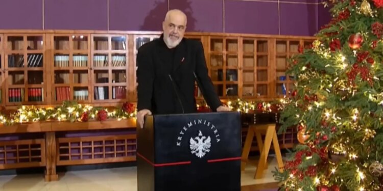 Ceremonia për nxënësit e shkëlqyer, Rama shpërndan medaljet e arta: Nuk ka ndjenjë më të madhe sesa të vlerësosh arritjet tuaja.