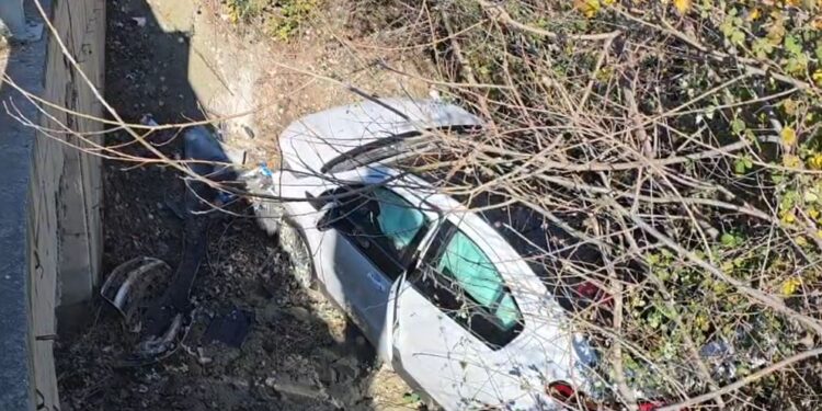 Çifti i bashkëshorteve pëson aksident të rëndë në Lushnje-Berat, pas bllokimit të timonit të makinës, dërgohen në Tiranë për ndihmë mjekësore.