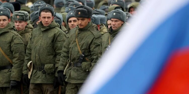 Dekreti i Putinit kërkon që të huajt në Rusi të lidhen me ushtrinë përmes një kontrate.