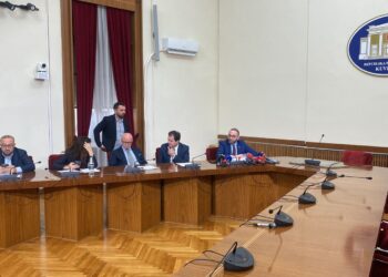 Deputetët e PD-së, në vendet e Këshillit të Mandateve për kërkesën e SPAK për Ballukun, PS mungon; Manja: Do t'i drejtohem votuesve.