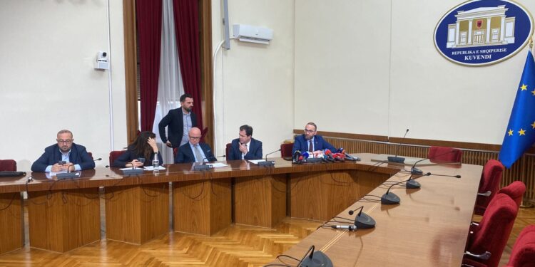 Deputetët e PD-së, në vendet e Këshillit të Mandateve për kërkesën e SPAK për Ballukun, PS mungon; Manja: Do t'i drejtohem votuesve.