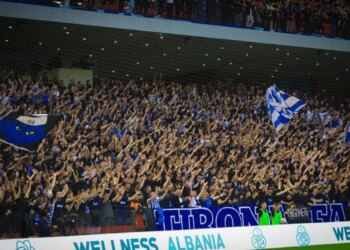 Derbi më i madh i futbollit shqiptar braktiset nga tifozët, bardheblutë fokusohen në mbijetesë… ja sa bileta janë shitur!