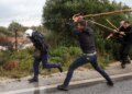 Dhuna shqetësuese në Greqi: Fermerët shkatërrojnë makinën e policisë dhe hyjnë në pistën e aeroportit në Kretë