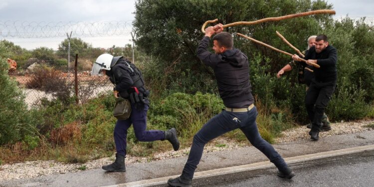 Dhuna shqetësuese në Greqi: Fermerët shkatërrojnë makinën e policisë dhe hyjnë në pistën e aeroportit në Kretë