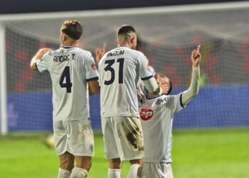 Dinamo vazhdon rrugën e suksesit, "Nëndetësja" mposht Flamurtarin me tre gola dhe shfaqet si konkurrente serioze për titullin.