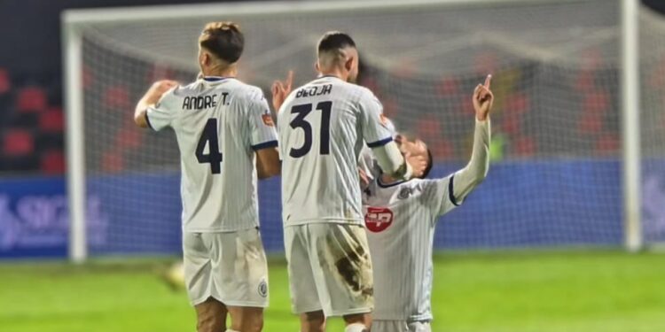 Dinamo vazhdon rrugën e suksesit, "Nëndetësja" mposht Flamurtarin me tre gola dhe shfaqet si konkurrente serioze për titullin.