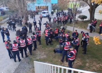Disa orë para protestës kombëtare të organizuar nga PD-ja, qindra policë rrethojnë Kryeministrinë.