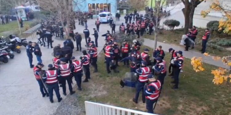 Disa orë para protestës kombëtare të organizuar nga PD-ja, qindra policë rrethojnë Kryeministrinë.