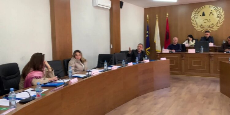 Diskutim mbi stacionin e udhëtarëve në Bulqizë: Këshilli Bashkiak nuk arriti të miratojë riorganizimin e parkimit.