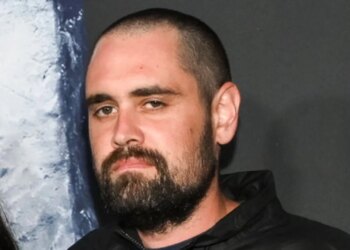 Djali i regjisorit të njohur të Hollywood-it del për herë të parë para gjyqit për vrasjen e prindërve të tij në një ngjarje tragjike.