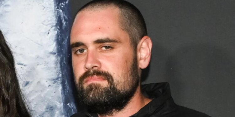 Djali i regjisorit të njohur të Hollywood-it del për herë të parë para gjyqit për vrasjen e prindërve të tij në një ngjarje tragjike.