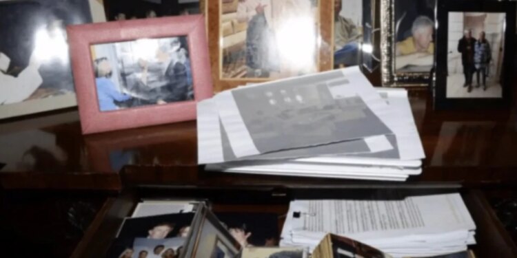 Dosja 'Epstein': 16 imazhe të zhdukura nga faqja e Departamentit amerikan të Drejtësisë, përfshirë një foto të Trumpit. Demokratët kërkojnë më shumë transparencë.